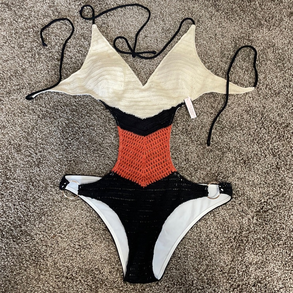 One Piece VS Swimsuit